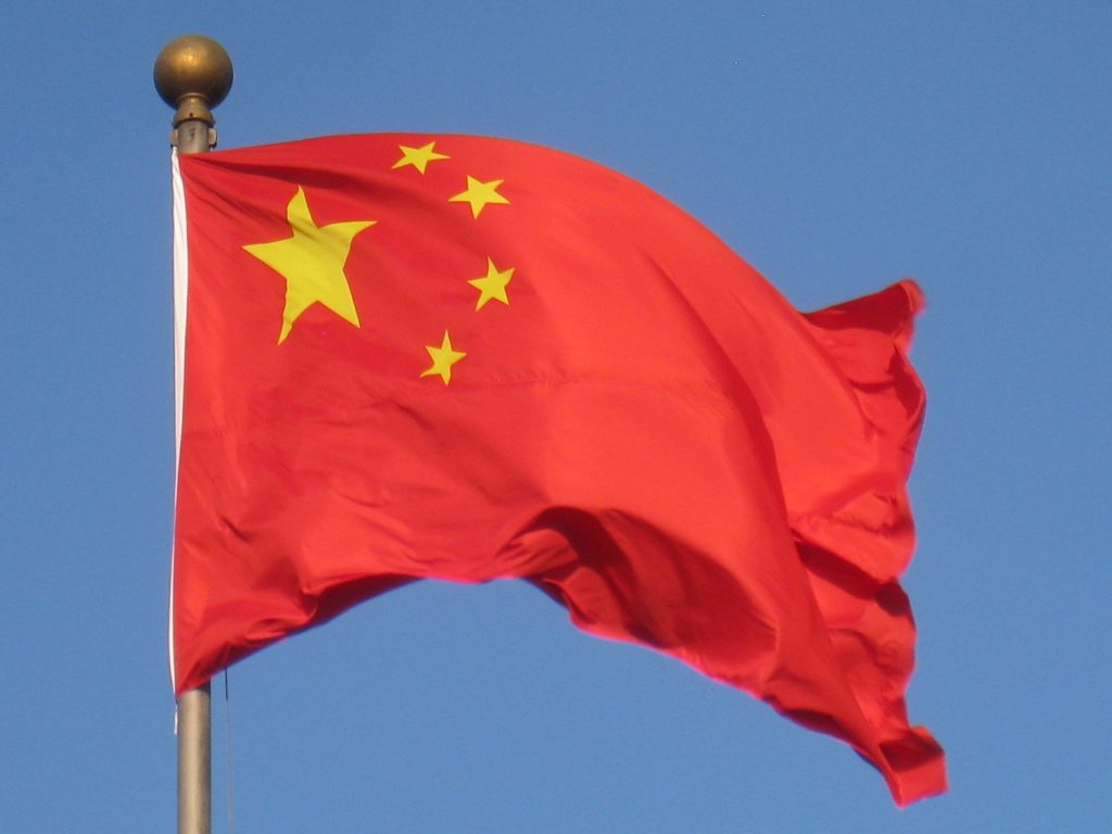 Chinesische Flagge im Wind wehend