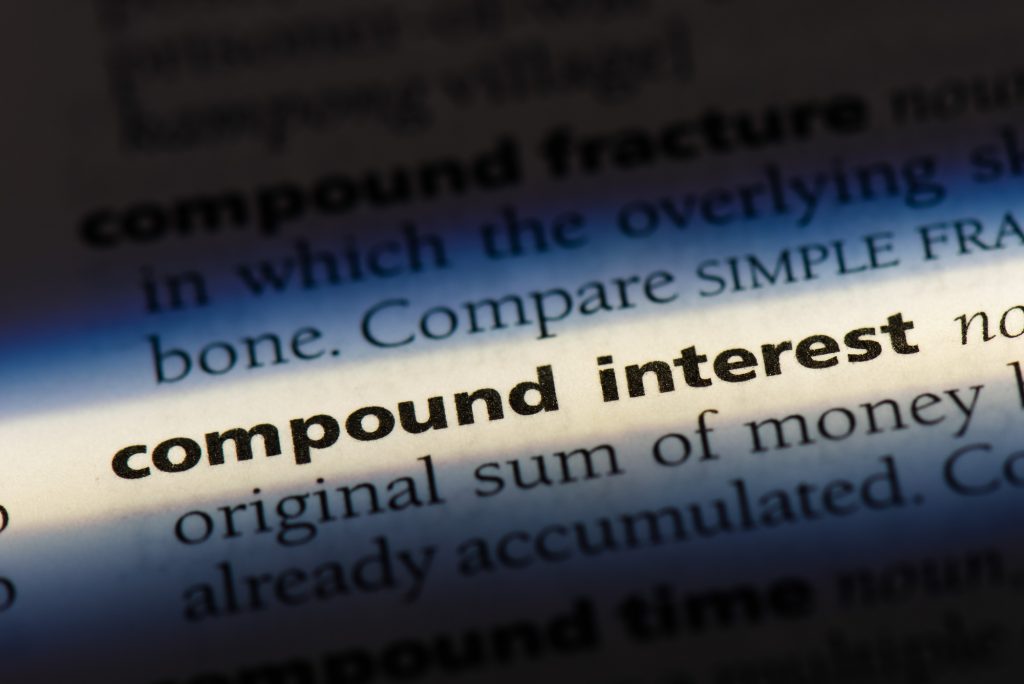 Definitionsbeschrieb zu compounding interest, sinnbildlich im Zusammenhang mit DeFi