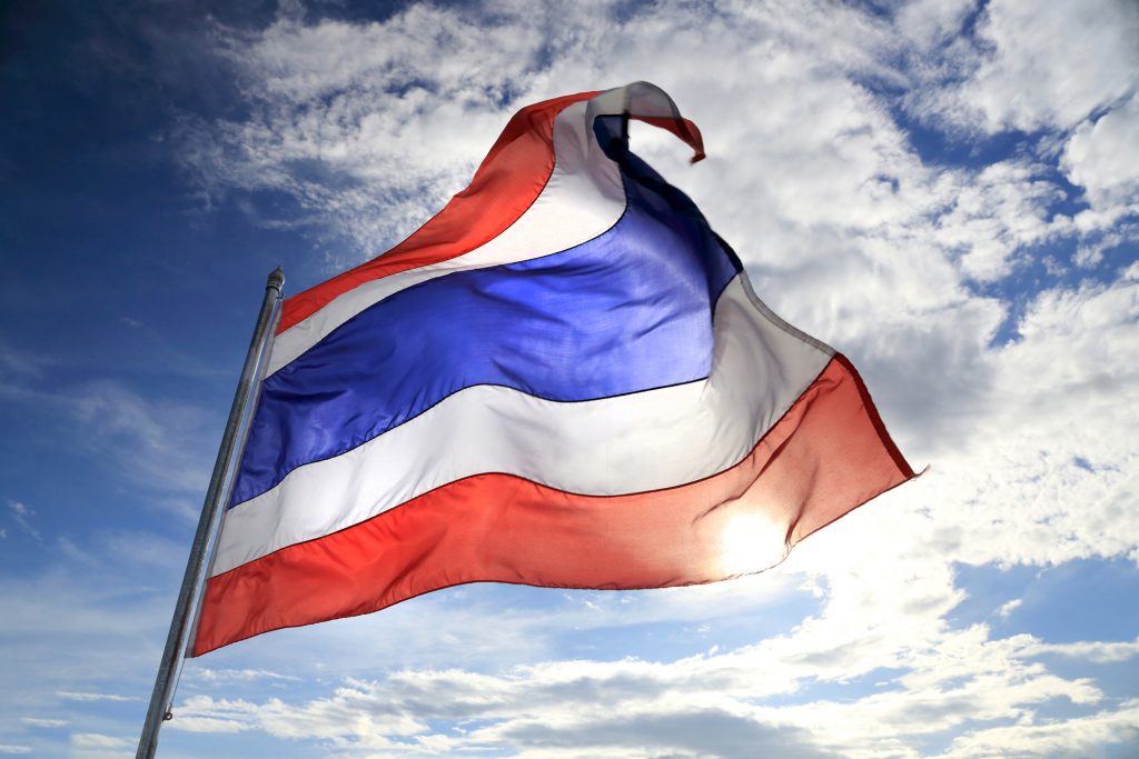 Thailändische Flagge im Wind wehend