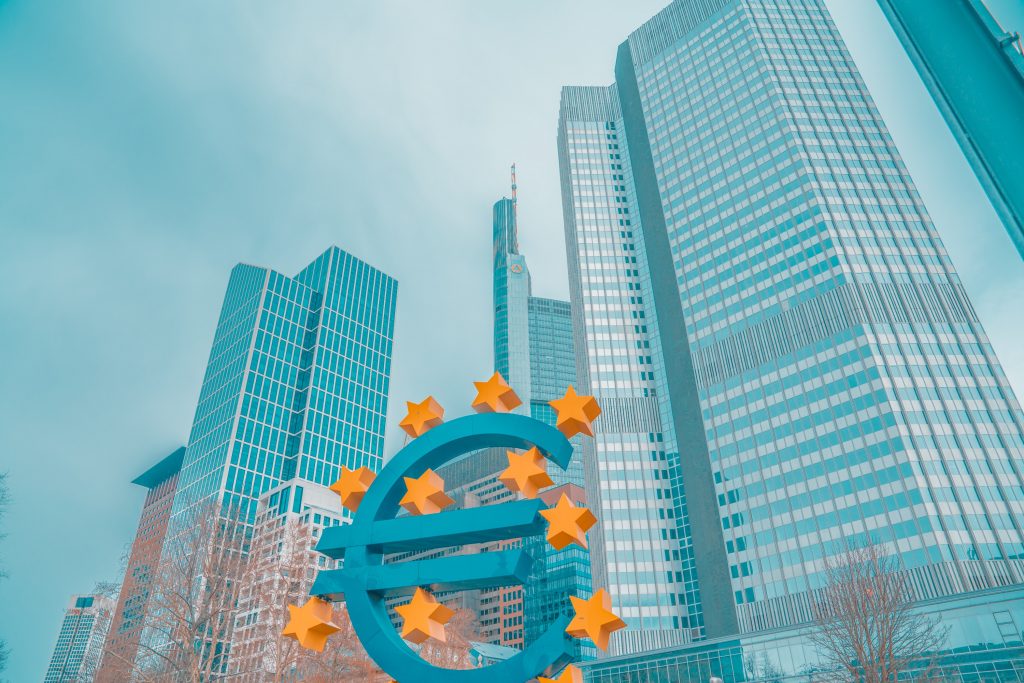 euro zeichen in front von bankenskyline