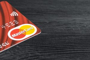 Der Zahlungsriese Mastercard lanciert ein Krypto-Partnerprogramm mit über 85 Unternehmen wie Binance, PayPal und Ripple.