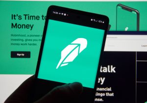 Robinhood weitet seine Perpetual Futures in Europa auf Rohstoffe und Devisen aus und plant den Krypto-Launch in Grossbritannien.