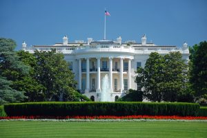 Der CLARITY Act passierte den Senate Banking Committee 15 zu 9. Im Vollsenat fehlen sieben Stimmen, der Ethik-Streit blockiert den Weg.