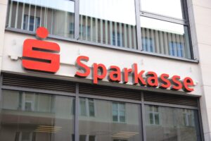 Sparkassen und Genossenschaftsbanken bringen den Krypto-Handel für Privatkunden direkt in die Banking-App - unter BaFin-MiCAR-Zulassung.