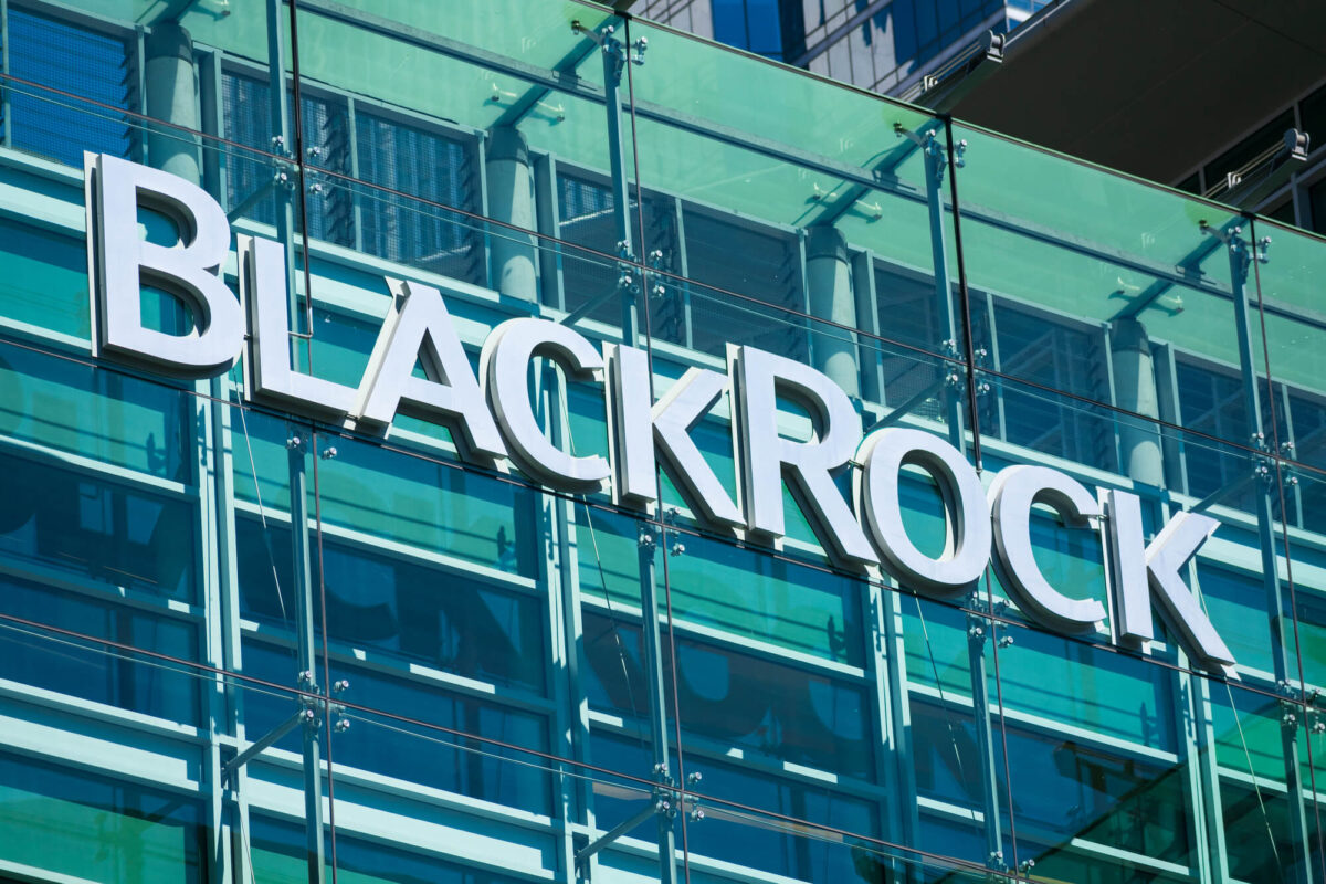 BlackRock ermöglicht erstmals DeFi-Handel seines 2.4-Milliarden-Dollar-Treasury-Fonds BUIDL via UniswapX und investiert in UNI-Token.