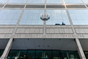 CME Group verklagt die CFTC, weil die Behörde Perpetual Futures als Futures statt als Swaps unter dem Dodd-Frank Act zugelassen hat.
