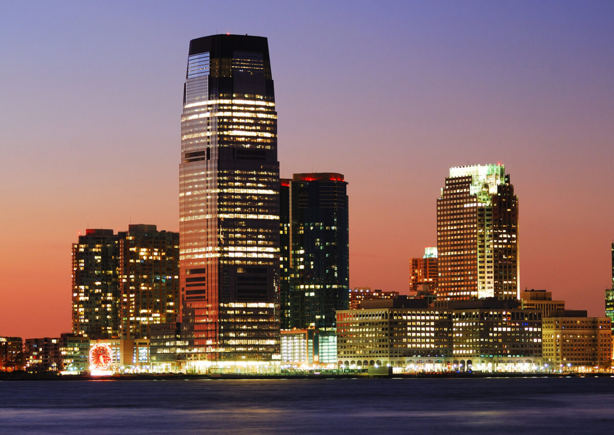 Goldman Sachs sichert sich mit Neos drei Krypto-Income-ETFs Goldman Sachs zahlt bis zu 2.25 Mrd. USD für Neos Investments und erhält drei Options-Income-ETFs auf Bitcoin und Ethereum.