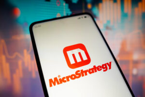 Strategy verkauft Bitcoin im Wert von 108.6 Mio. USD, kauft STRC-Vorzugsaktien zurück und hebt die USD-Reserve auf 4.65 Mrd. USD.