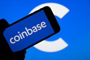 Die US-Kryptobörse Coinbase integriert Prognosemärkte über eine Partnerschaft mit Kalshi und ermöglicht provisionsfreien Handel mit Aktien.