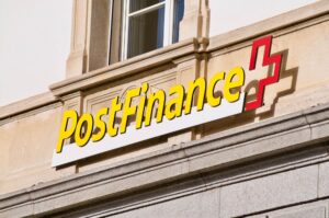 PostFinance öffnet ihr Krypto-Angebot mit 22 Coins für Schweizer Firmenkunden. Custody über Sygnum, Execution only, ab Mai 2026.