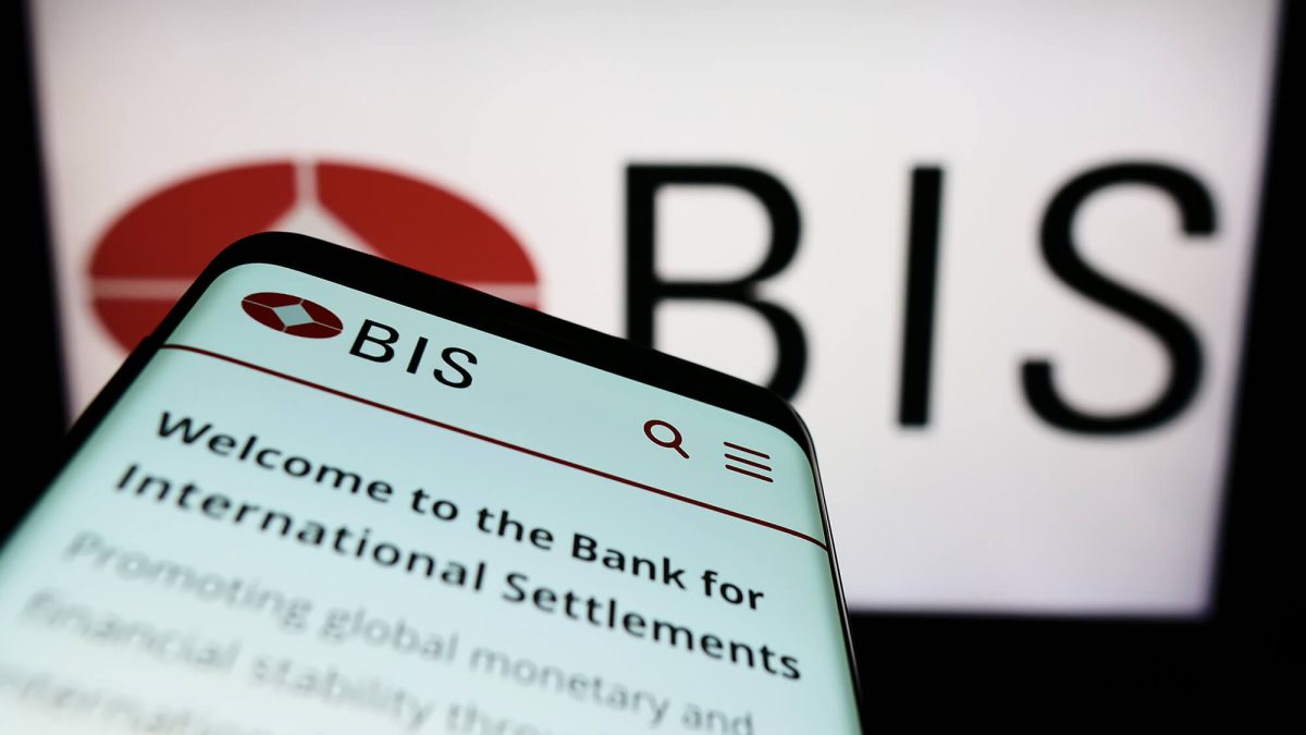 BIS und über 40 Banken legen den Project-Agorá-Prototyp vor: grenzüberschreitende Zahlungen tokenisiert, jetzt in der Echtgeld-Testphase.