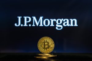 JPMorgan: Bitcoin übertrifft Gold und Silber seit dem Iran-Krieg. Gold-ETFs verlieren 11 Mrd. USD, Bitcoin-Fonds verzeichnen Zuflüsse.