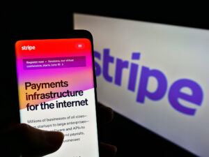 Stripe prüft eine Übernahme von PayPal - Der Deal würde zwei führende Stablecoin-Infrastrukturen vereinen.