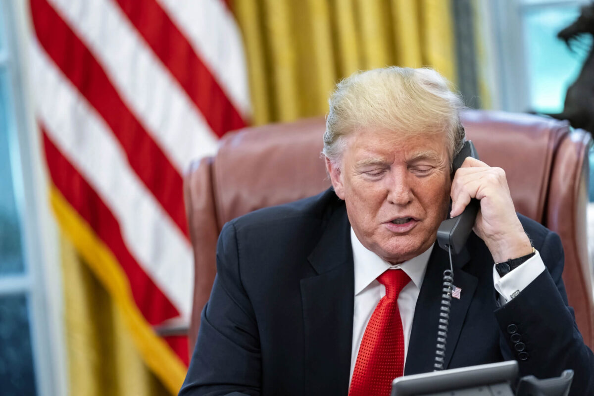 Trump-Familie verdient 2.3 Mrd. USD durch Krypto-Projekte Eine Reuters-Analyse beziffert die Krypto-Gewinne der Trump-Familie auf 2.3 Mrd. USD, während Anleger gleich hohe Buchverluste tragen.