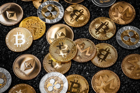 Trump verkündet Krypto-Reserve mit BTC, ETH, SOL, ADA und XRP