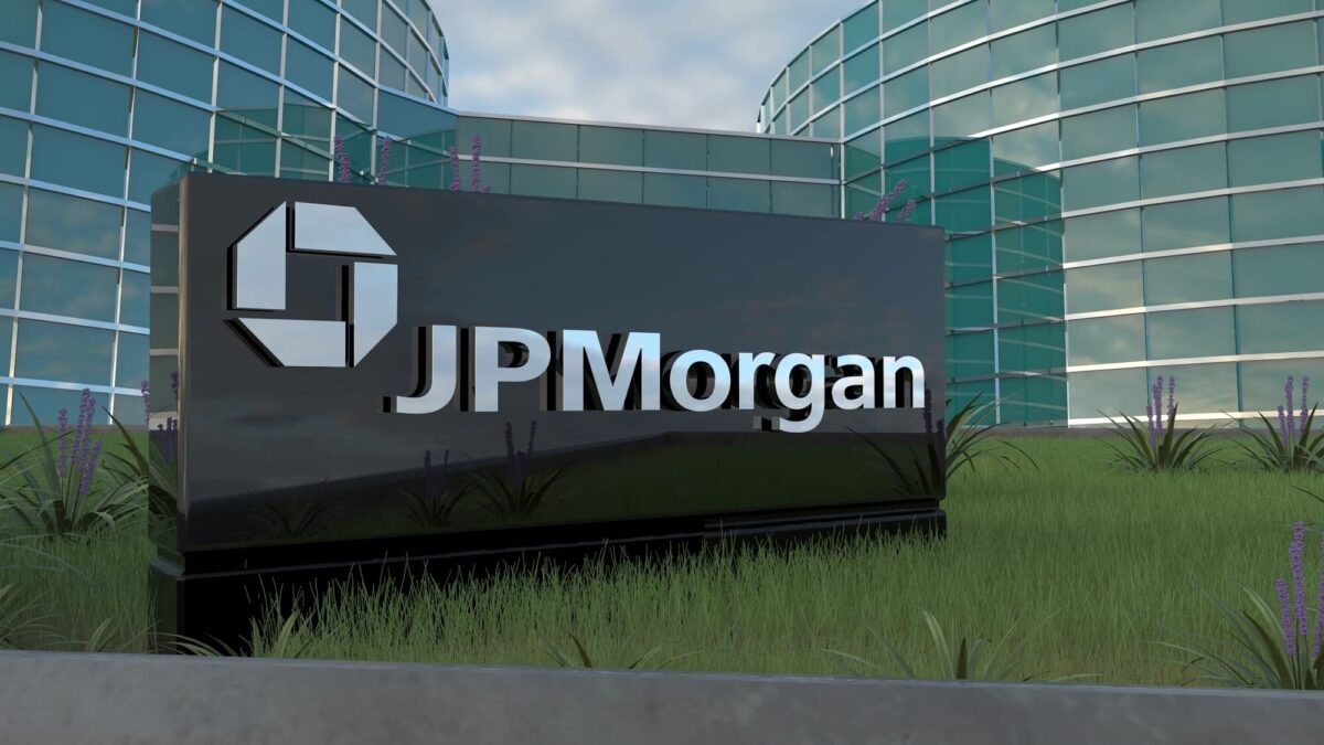 JPMorgan wertet die Schritte der US-Behörden nur als Teilersatz für den gescheiterten Clarity Act und erwartet weiter Risikoprämien.