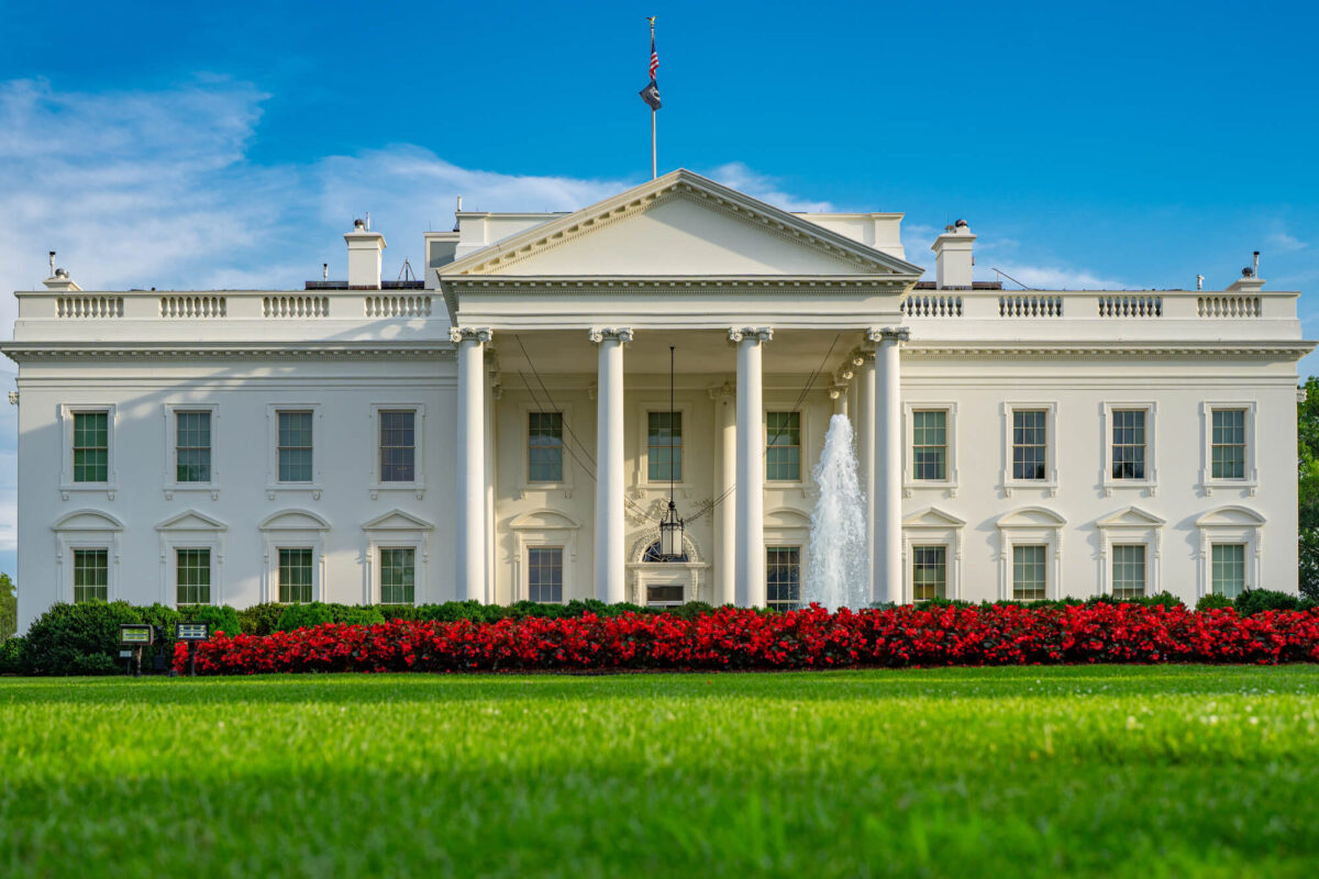 Bessent fordert den Clarity Act bis Sommer und bestätigt Fortschritte bei der strategischen Bitcoin-Reserve der USA mit 328'372 BTC.