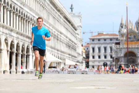 Frontrunning Frontrunning nutzt Order-Vorteile, um vor anderen zu handeln und aus der folgenden Kursbewegung Gewinn zu ziehen.