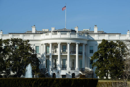 White House schaltet sich in CLARITY Act Streit zwischen Krypto-Firmen und Banken ein White House schaltet sich in CLARITY Act Streit zwischen Krypto-Firmen und Banken ein