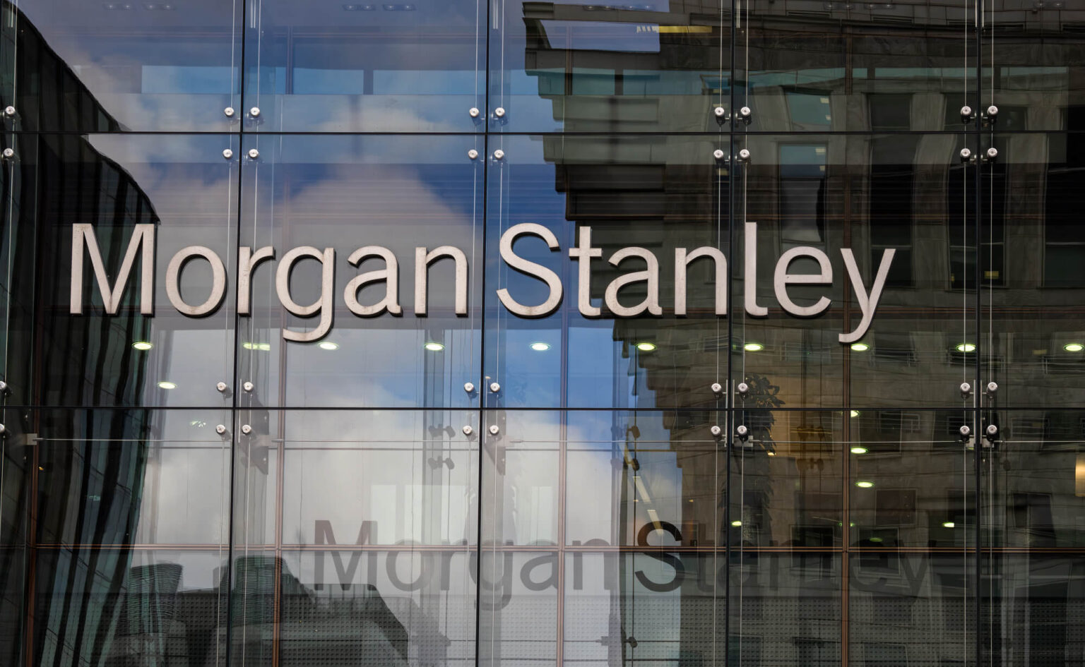 Morgan Stanley treibt eigenen Bitcoin-ETF mit zweiter S-1-Änderung voran Morgan Stanley reicht zweite S-1-Änderung für Bitcoin-ETF MSBT ein und will als erste US-Grossbank einen Spot-Bitcoin-ETF direkt emittieren.