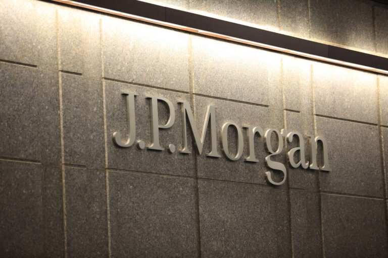 JPMorgan warnt: Wiederkehrende DeFi-Exploits und stagnierendes TVL in ETH-Termen bremsen institutionelles Engagement im DeFi-Sektor.
