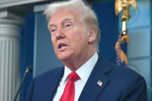 Trump würde den CLARITY Act sofort unterzeichnen. Doch der Senat blockiert, und eine Mai-Deadline könnte das Gesetz bis 2030 verschieben.