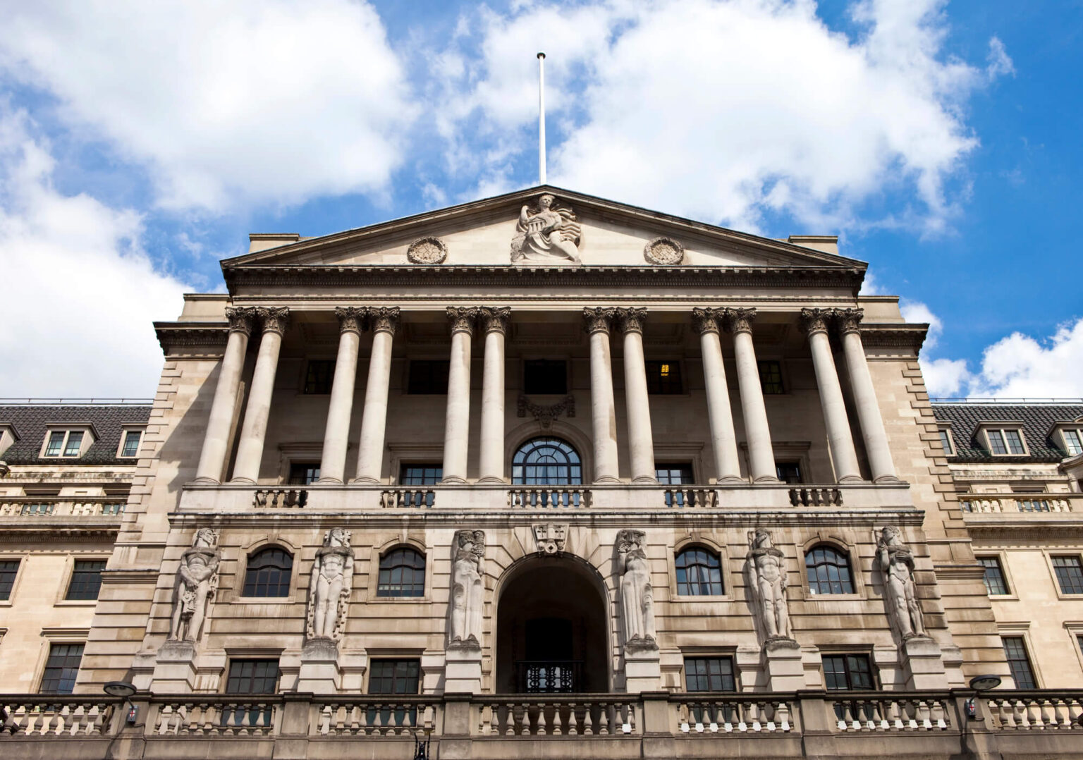 Die Bank of England prüft Alternativen zu Haltelimits für Sterling-Stablecoins. Branchenkritik trifft auf konservative Reservepflichten.