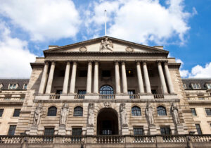 Die Bank of England prüft Alternativen zu Haltelimits für Sterling-Stablecoins. Branchenkritik trifft auf konservative Reservepflichten.