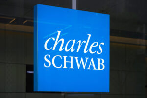 Charles Schwab startet Schwab Crypto: Spot-Trading für Bitcoin und Ethereum mit 75 Basispunkten Gebühr und Paxos als Sub-Verwahrer.
