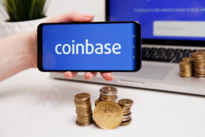 Coinbase trägt den Kompromiss zu Stablecoin-Rewards mit. Damit ebnet sich der Weg zum Senatsausschuss-Markup des CLARITY Act.