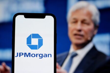Jamie Dimon attackiert Coinbase-CEO Armstrong und bekämpft im CLARITY Act Krypto-Lobbying die Stablecoin-Yield-Regel der Banken.