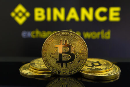 Binance zieht den griechischen MiCA-Lizenzantrag zurück und stellt ab 1. Juli alle EU-Krypto-Dienste ein. Kunden müssen Gelder abziehen.
