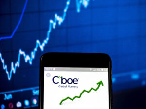 Cboe lanciert Prediction Markets mit binären Optionen auf den S&P 500 im SEC-Rahmen und tritt damit gegen Kalshi und Polymarket an.