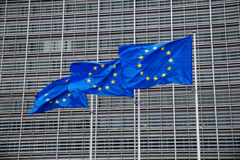EU-Parlament billigt Rechtsrahmen für digitalen Euro Der ECON-Ausschuss des EU-Parlaments hat den Rechtsrahmen für den digitalen Euro genehmigt und Trilog-Verhandlungen angeordnet.