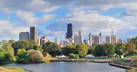 Illinois führt als erster US-Bundesstaat eine Transaktionssteuer von 0.2% auf digitale Vermögenswerte, inklusive Krypto-Transfers, ein.