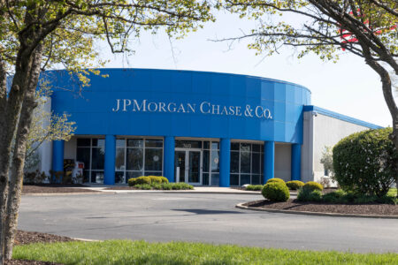 JPMorgan fordert von Strategy einen Aufbau der Dollar-Reserven nach dem ersten Bitcoin-Verkauf seit 2022 und stuft Digital Assets hoch.