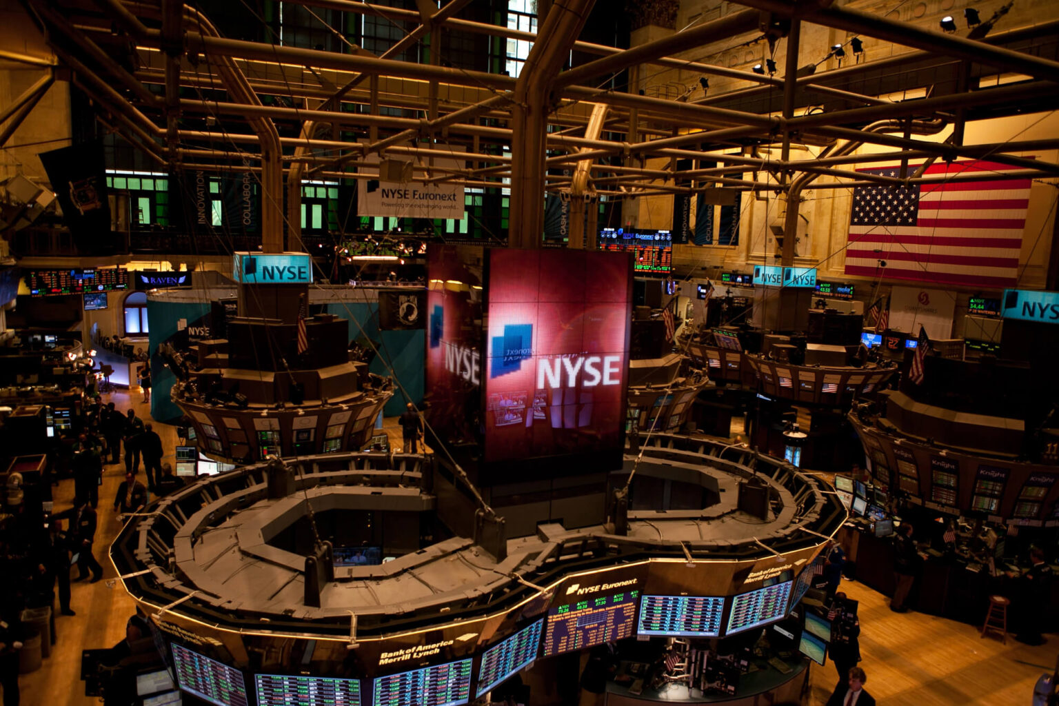 ICE und OKX gründen ein Joint Venture für tokenisierte NYSE-Aktien rund um die Uhr. Co-Chair ist Ex-Gouverneur Andrew Cuomo.