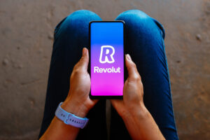 Revolut startet mit EURR einen euro-gedeckten Stablecoin des Stripe-Ablegers Bridge, zunächst in Dänemark, Polen und Portugal.