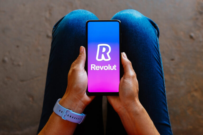 Revolut startet mit EURR einen euro-gedeckten Stablecoin des Stripe-Ablegers Bridge, zunächst in Dänemark, Polen und Portugal.