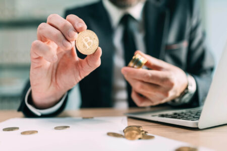 SkyBridge-Gründer Anthony Scaramucci erklärt, warum langjährige Bitcoin-Halter bei 100'000 USD pro Coin ihre Bestände abbauten.