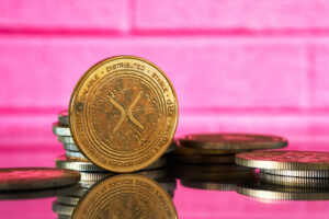 XRP fällt 6.61% auf 1.37 USD und verliert in der Korrektur mehr als Bitcoin, während die US-Spot-ETFs weiter Zuflüsse melden.