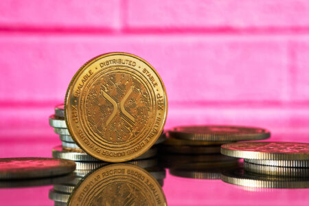 XRP fällt 6.61% auf 1.37 USD und verliert in der Korrektur mehr als Bitcoin, während die US-Spot-ETFs weiter Zuflüsse melden.