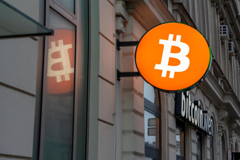 Bitcoin notiert 2026 bei rund 84'000 USD, US-Spot-ETFs halten rund 102 bis 104 Mrd. USD und kotierte Unternehmen 1.27 bis 1.29 Mio. BTC.