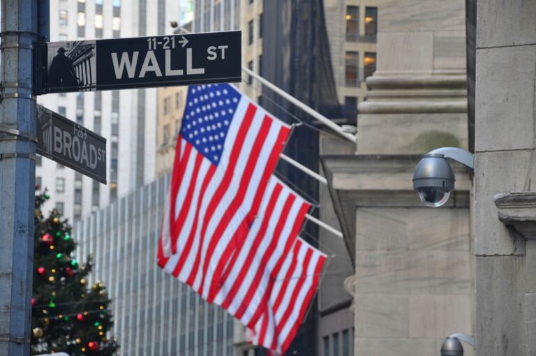 Grossbanken planen gemeinsamen Dollar-Stablecoin für 2027 21 Institute, darunter Goldman Sachs, UBS und die Deutsche Bank, planen einen von Grossbanken getragenen Dollar-Stablecoin ab 2027.