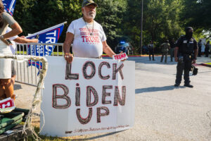 Hunter Biden bringt den Memecoin LAPTOP auf Base und verteilt 20% des Angebots per Airdrop, unter anderem an Wallets mit TRUMP-Verlusten.