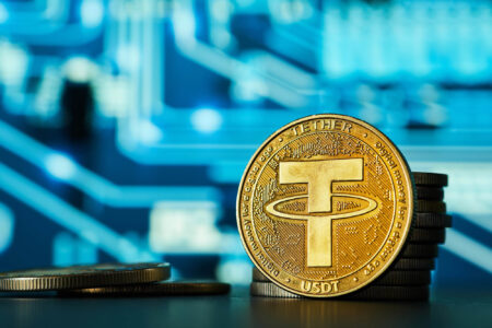 Laut einem US-Senatsbericht nutzten 84% von 846 Iran-Wallets fast nur USDT, Tether verweist auf knapp 550 Mio. USD an Sperren.